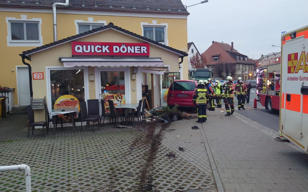 Verkehrsunfall – PKW in Gebäude