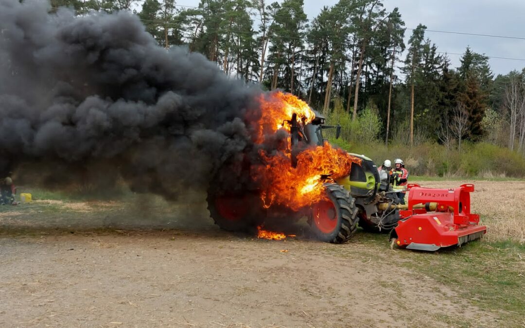 Traktor geht in Flammen auf