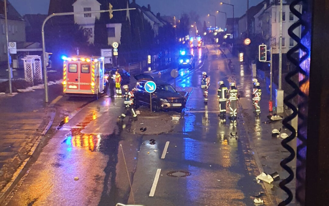 PKW kollidiert mit Ampelmast