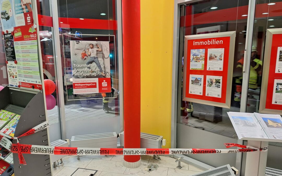 PKW Anhänger rollt in Forther Sparkassen Filliale