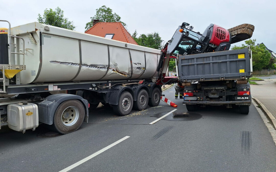 Kollision zweier LKW auf Forther Hauptstraße