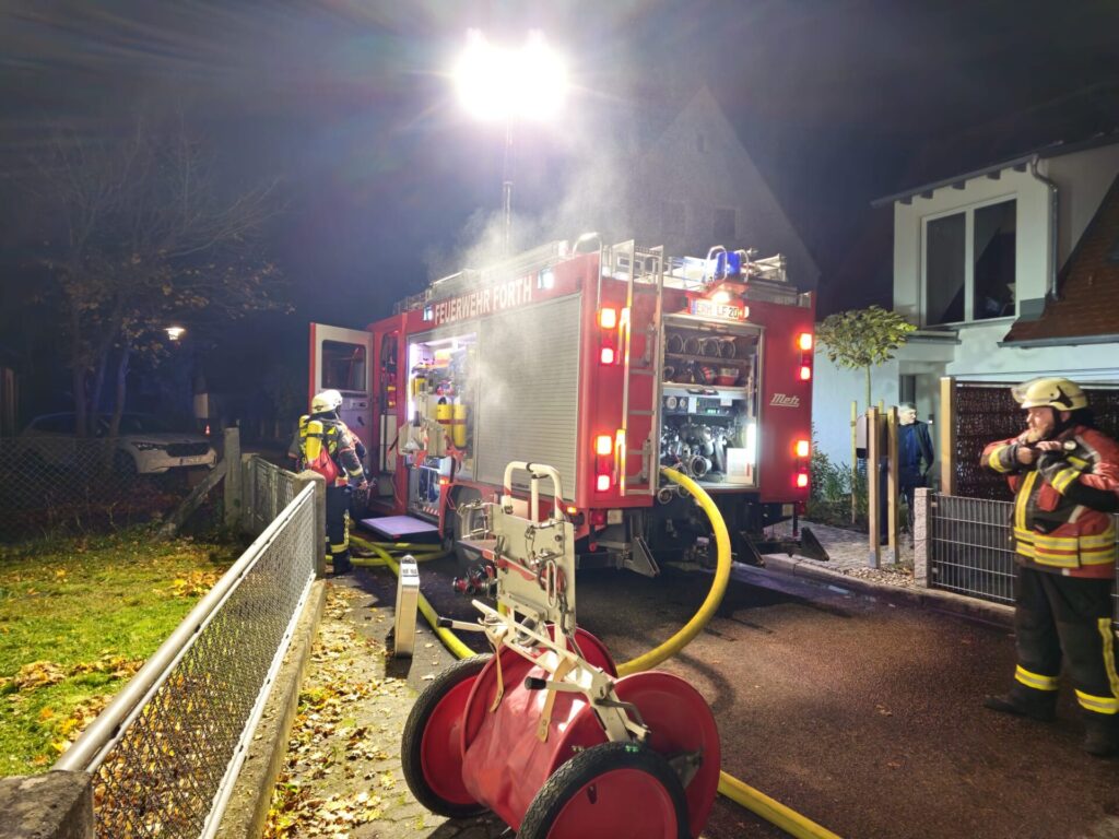 Feuerwehr Forth übt den Ernstfall: Lagerhallenbrand greift auf Wohnhaus über 1 – Feuerwehr Forth FF Forth 20251031 5 – Feuerwehr Forth