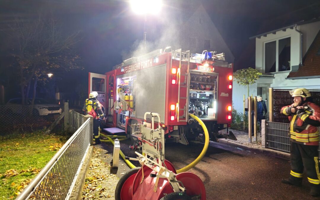 Feuerwehr Forth übt den Ernstfall: Lagerhallenbrand greift auf Wohnhaus über