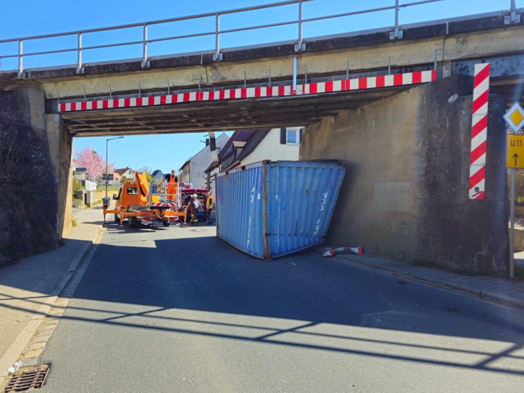 LKW gegen Bahnunterführung 1 – Feuerwehr Forth FF Forth Einsatz 20260407 1 – Feuerwehr Forth
