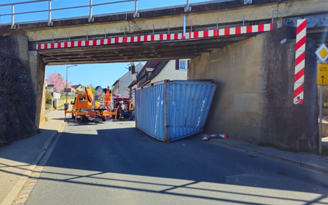 LKW gegen Bahnunterführung