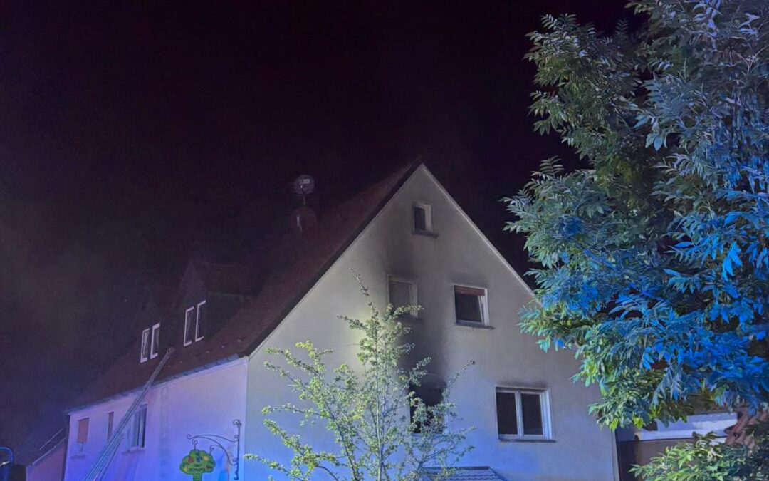 Zimmerbrand in Stöckach – Person aus brennenden Mehrfamilienhaus gerettet