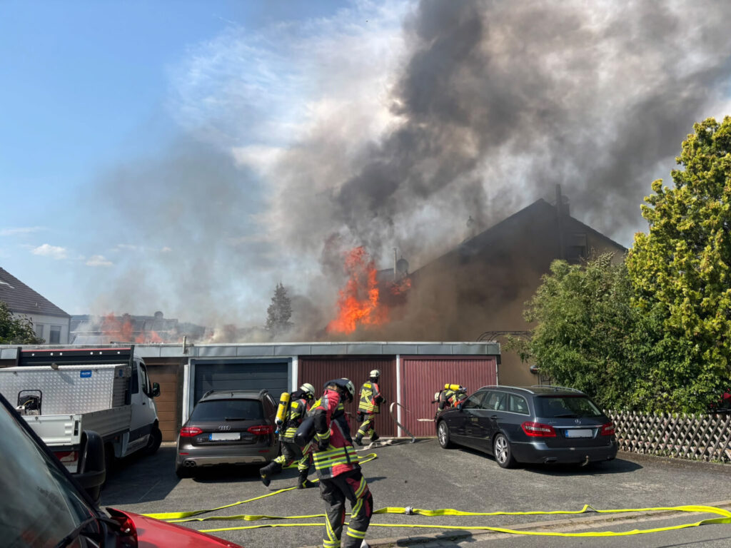 Brand eines Holzanbaus greift auf Wohnhäuser über 1 – Feuerwehr Forth FF Forth Einsatz 20260628 1 – Feuerwehr Forth
